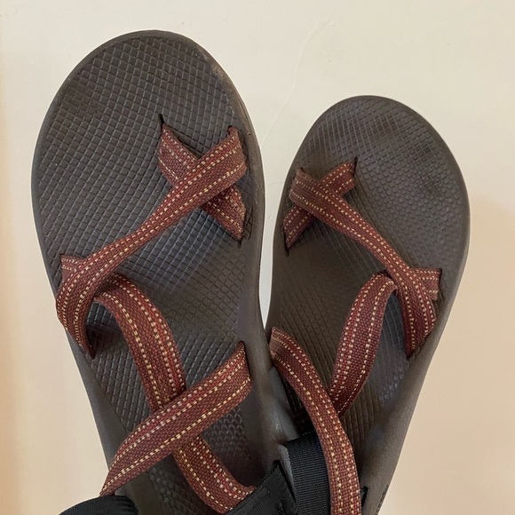 CHACO Z2 BROWN BURGUNDY STRAPPY WATER HIKING SANDALS main image 9